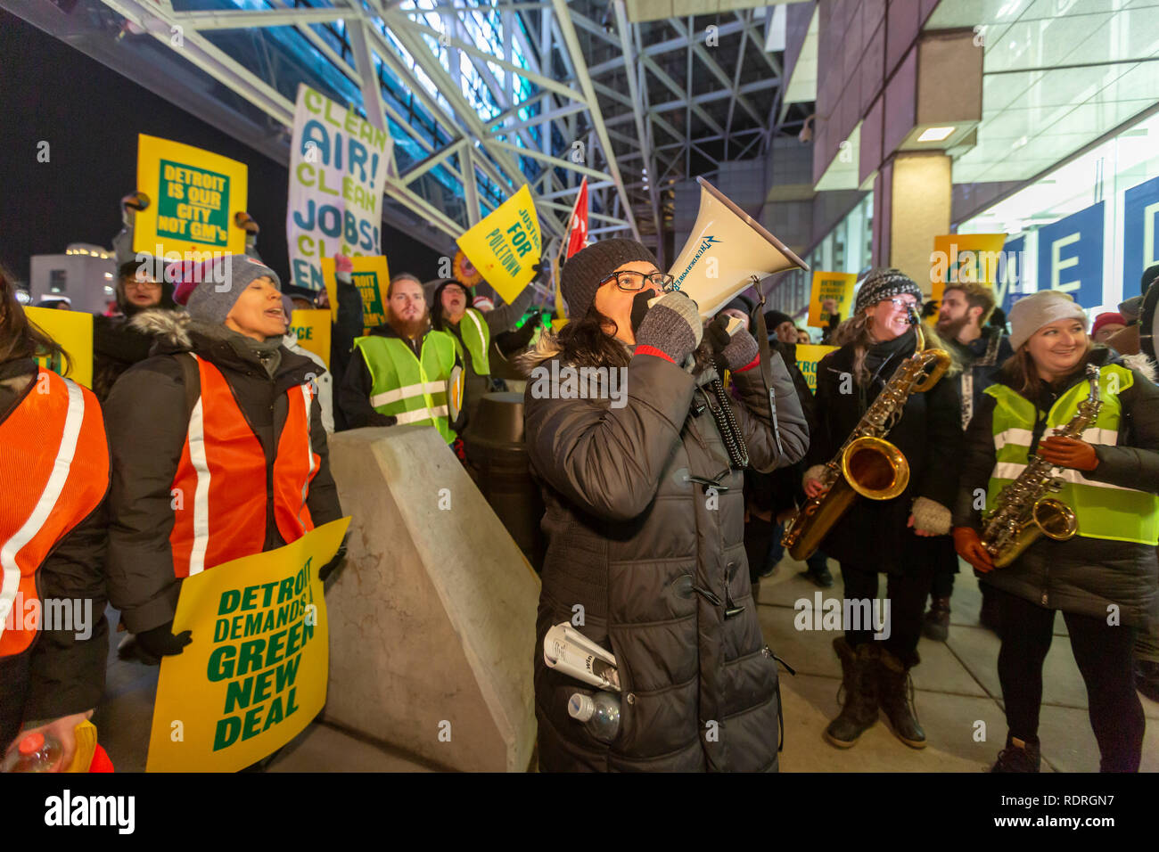 Detroit, Michigan, USA - 18 janvier 2019 - La députée nouvellement élue Rashida Tlaib parle aux travailleurs de General Motors et de sympathisants qui se sont mobilisés à l'extérieur de la North American International Auto Show, pour protester contre le plan de General Motors de fermer cinq usines aux États-Unis et au Canada. Crédit : Jim West/Alamy Live News Banque D'Images