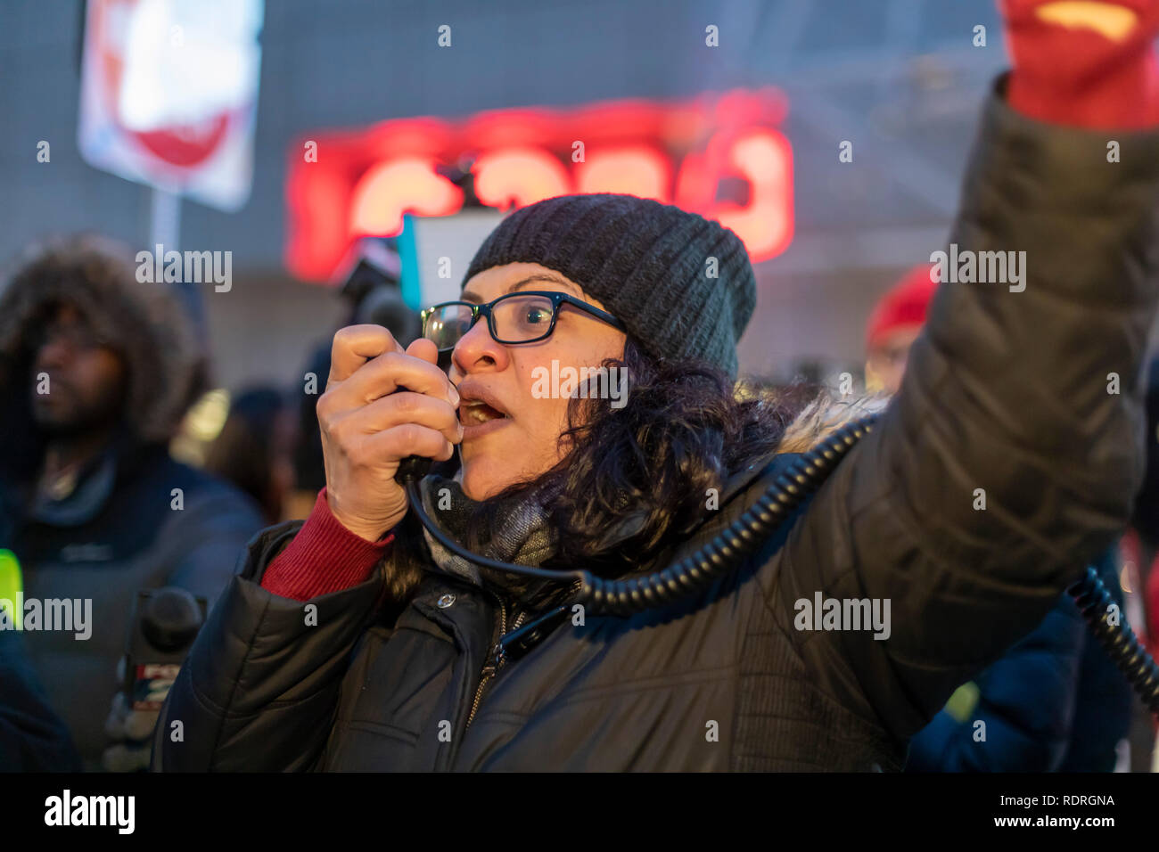 Detroit, Michigan, USA - 18 janvier 2019 - La députée nouvellement élue Rashida Tlaib parle aux travailleurs de General Motors et de sympathisants qui se sont mobilisés à l'extérieur de la North American International Auto Show, pour protester contre le plan de General Motors de fermer cinq usines aux États-Unis et au Canada. Crédit : Jim West/Alamy Live News Banque D'Images