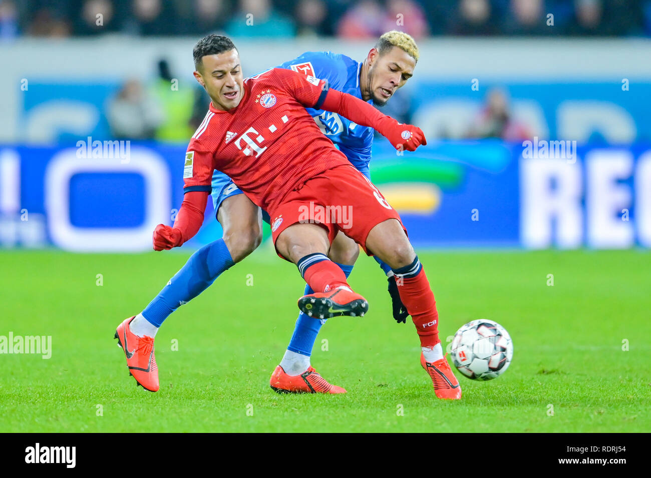 Berlin, Allemagne. 18 janvier, 2019. Soccer : Bundesliga, 1899 Hoffenheim - Bayern Munich, 18e journée, dans le PreZero Arena. Thiago de Munich (avant) et l'Joelinton Hoffenheim Cassio Apolinario de Crif lutte pour la balle. Credit : Uwe Anspach/DPA - NOTE IMPORTANTE : en conformité avec les exigences de la DFL Deutsche Fußball Liga ou la DFB Deutscher Fußball-Bund, il est interdit d'utiliser ou avoir utilisé des photographies prises dans le stade et/ou la correspondance dans la séquence sous forme d'images et/ou vidéo-comme des séquences de photos./dpa/Alamy Live News Banque D'Images