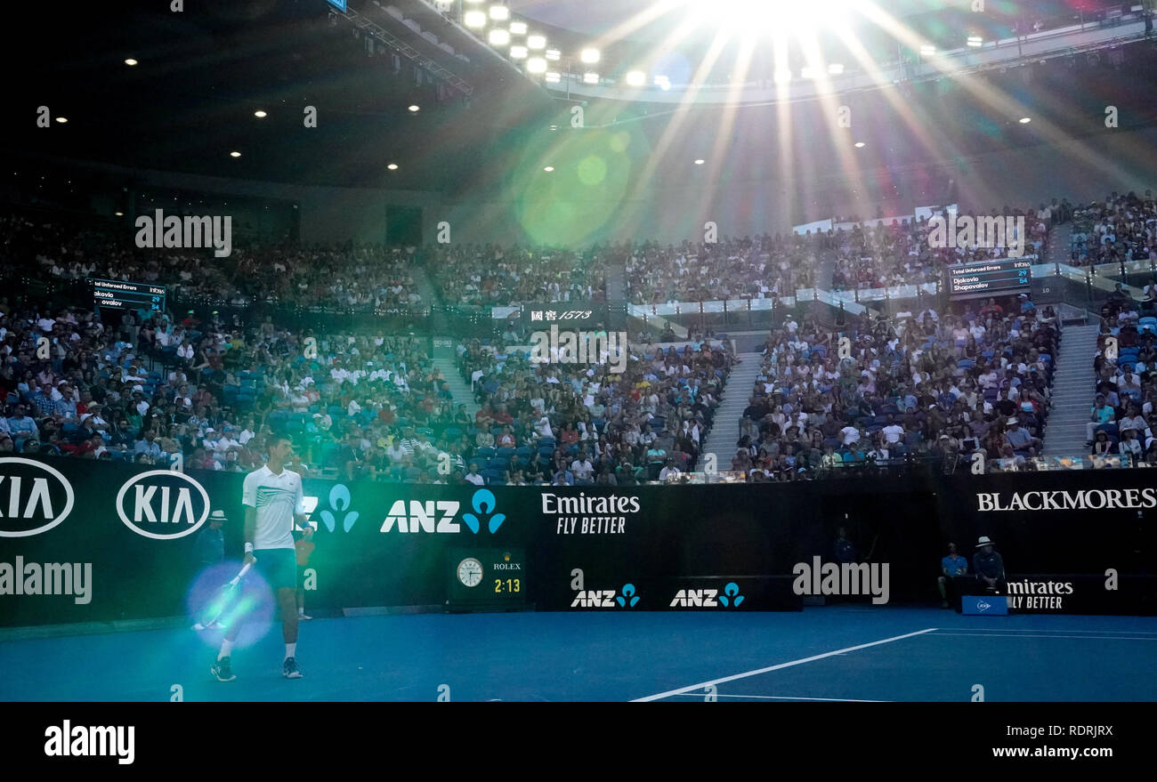 Melbourne, Australie. 19 Jan, 2019. Novak Djokovic la Serbie au cours de la réaction de masculin troisième match contre Denis Shapovalov du Canada au 2019 Australian Open à Melbourne, Australie, le 19 janvier 2019. Credit : Bai Xuefei/Xinhua/Alamy Live News Banque D'Images