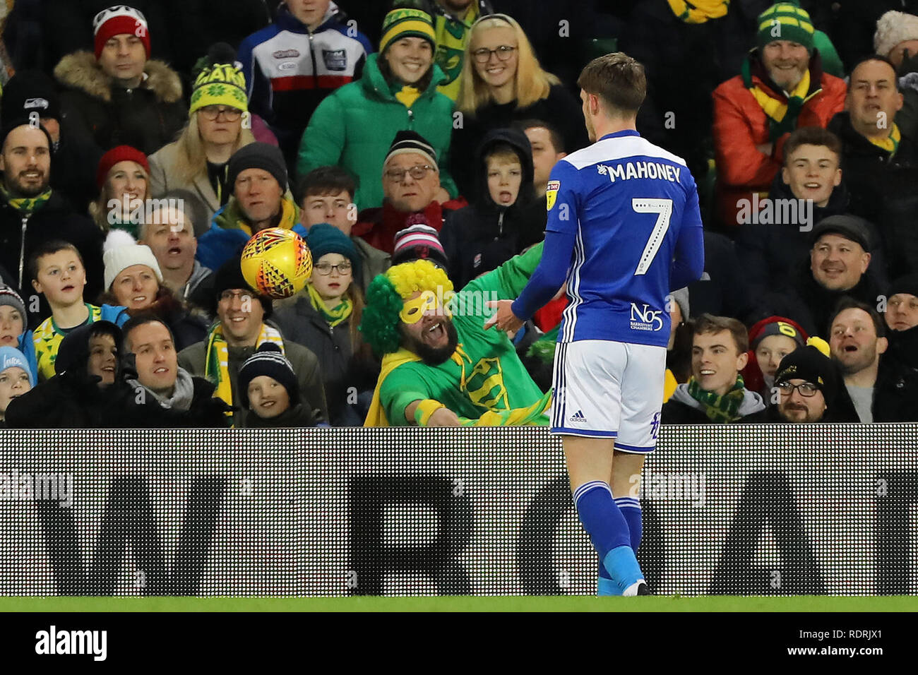 Norwich, Royaume-Uni. 18 janvier, 2019. Habillé d'un ventilateur de Norwich City pousse Connor Mahoney de Birmingham City - Norwich City v Birmingham City, Sky Bet Championship, Carrow Road, Norwich - 18 janvier 2019 Editorial - N'utilisez que des restrictions s'appliquent : Crédit DataCo Images Journée Limited/Alamy Live News Banque D'Images