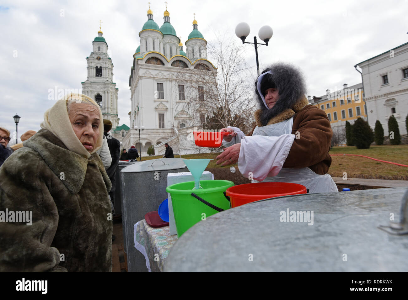 Astrakhan, Russie. 19 janvier, 2019. Chrétiens orthodoxes, rester dans la file d'attente de la distribution de l'eau sainte à Astrakhan, en Russie. Crédit : Maxime Korotchenko/Alamy Live News Banque D'Images