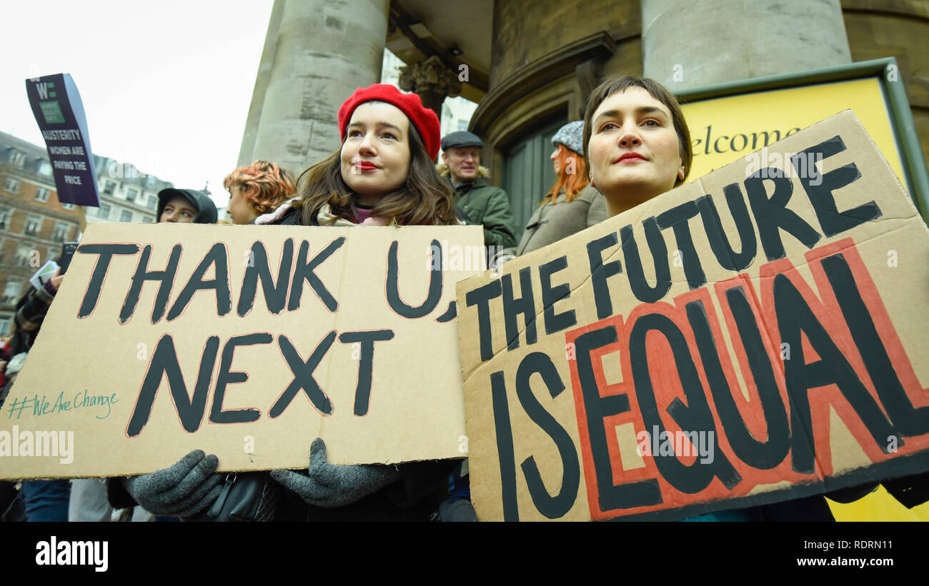 Londres, Royaume-Uni. 19 Jan, 2019. Les filles portent des signes au cours de la Marche des femmes dans la capitale, l'une des 30 marches dans le monde entier comme pour protester contre la violence contre les femmes et l'impact négatif des politiques d'austérité. Londres, le thème cette année est "Du pain et des Roses", en l'honneur des suffragettes polonais Rose Schneiderman qui, en 1911, dit 'Le travailleur doit recevoir du pain mais elle doit avoir trop roses', en réponse à un incendie d'usine où 146 principalement des femmes travailleuses du vêtement est mort. Crédit : Stephen Chung/Alamy Live News Banque D'Images