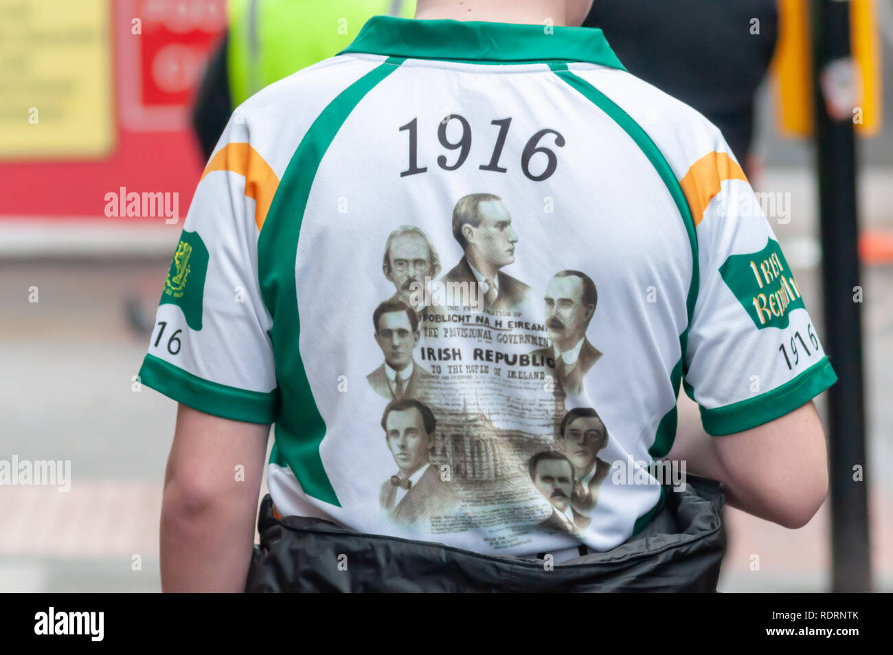 Glasgow, Ecosse, Royaume-Uni. 19 janvier, 2019. Un spectateur portant une chemise disant république d'Irlande, 1916 regarder les membres de l'ouest de l'Écosse de l'Alliance de la bande dans les rues de la ville. Formé en 1979, ils sont la plus ancienne organisation marche républicaine en Ecosse et de promouvoir la création d'un comté 32 République socialiste de l'Irlande. Mars est aujourd'hui intitulé Bloody Sunday, Mars pour la justice. Credit : Skully/Alamy Live News Banque D'Images