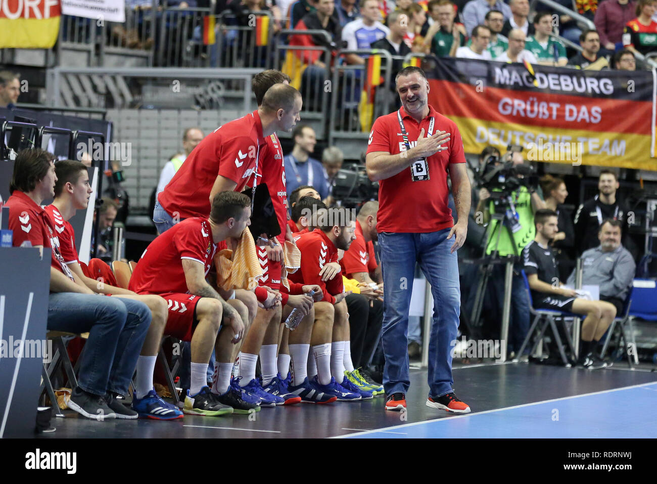 L'Allemagne. Allemagne, le 19 janvier 2019. Serbie Nenad headcoach Perunicic smiles Crédit : Mickael Chavet/Alamy Live News Banque D'Images