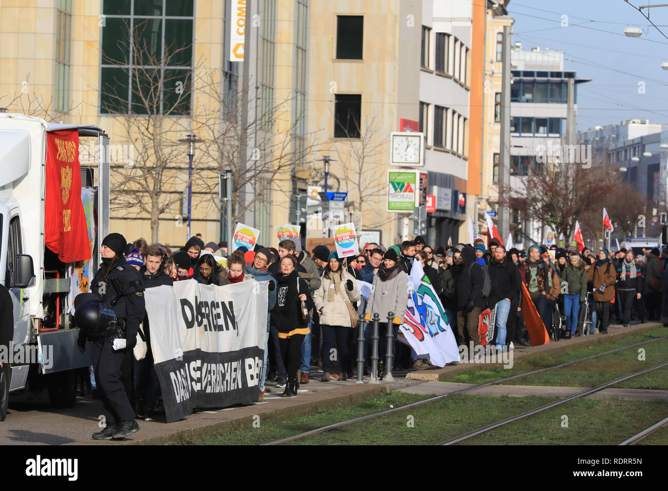 Magdeburg, Allemagne. 19 Jan, 2019. Les participants d'une manifestation pour une protestation Magdeburg cosmopolite avec une bannière avec l'inscription 'contre l'oubli - que le fascisme reste un crime' et je veux mettre un signe contre la droite. L'initiative "Weltoffenes Magdeburg' de plus de 50 associations veut s'opposer à des manifestations de droite possible autour de l'anniversaire de la destruction de Magdeburg dans la seconde guerre mondiale. Crédit : Peter Gercke/dpa-Zentralbild/dpa/Alamy Live News Crédit : afp photo alliance/Alamy Live News Crédit : afp photo alliance/Alamy Live News Banque D'Images