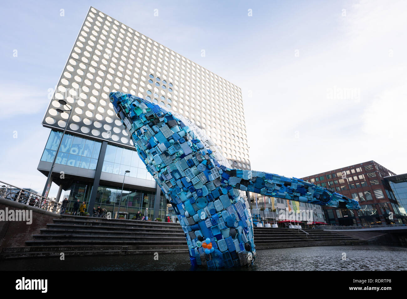 Aux Pays-Bas, le 19 janvier 2019. D'énormes baleines en plastique comme une accusation contre à la soupe en plastique Catharijnesingel à Utrecht, aux Pays-Bas. Cette baleine attire l'attention sur les problèmes de déchets plastiques dans la nature. Les concepteurs recueillies quatre mois de déchets en plastique bleu et blanc sur les rives du Mississippi, à New York et à Zeebrugge. Gratte-ciel est une œuvre d'art de l'agence américaine STUDIOKCA, avec laquelle les fabricants d'attirer l'attention sur les problèmes de la soupe en plastique dans l'océan. Credit : Robbert Frank Hagens/Alamy Live News Banque D'Images