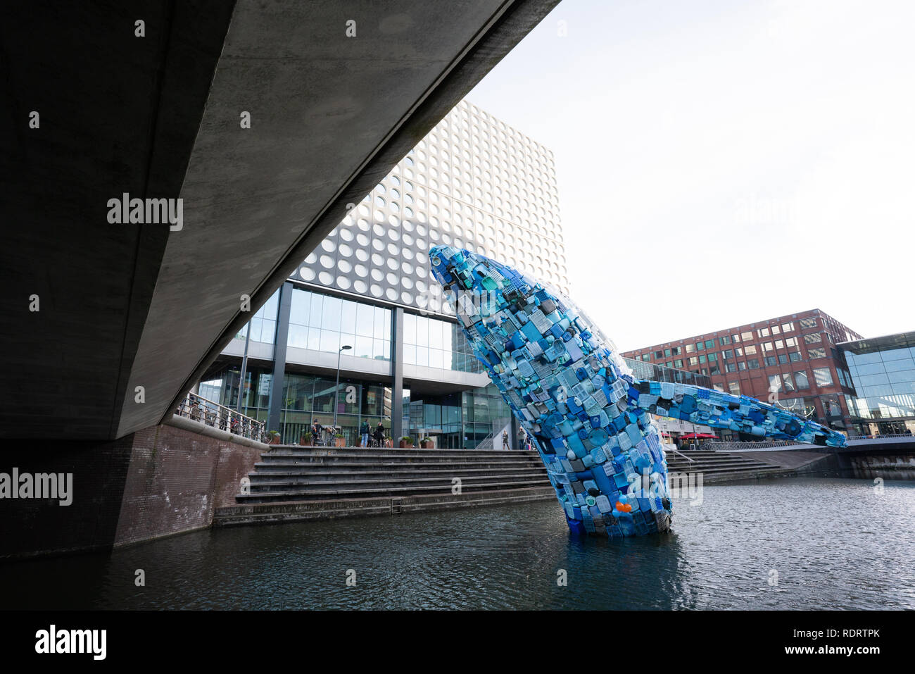 Aux Pays-Bas, le 19 janvier 2019. D'énormes baleines en plastique comme une accusation contre à la soupe en plastique Catharijnesingel à Utrecht, aux Pays-Bas. Cette baleine attire l'attention sur les problèmes de déchets plastiques dans la nature. Les concepteurs recueillies quatre mois de déchets en plastique bleu et blanc sur les rives du Mississippi, à New York et à Zeebrugge. Gratte-ciel est une œuvre d'art de l'agence américaine STUDIOKCA, avec laquelle les fabricants d'attirer l'attention sur les problèmes de la soupe en plastique dans l'océan. Credit : Robbert Frank Hagens/Alamy Live News Banque D'Images