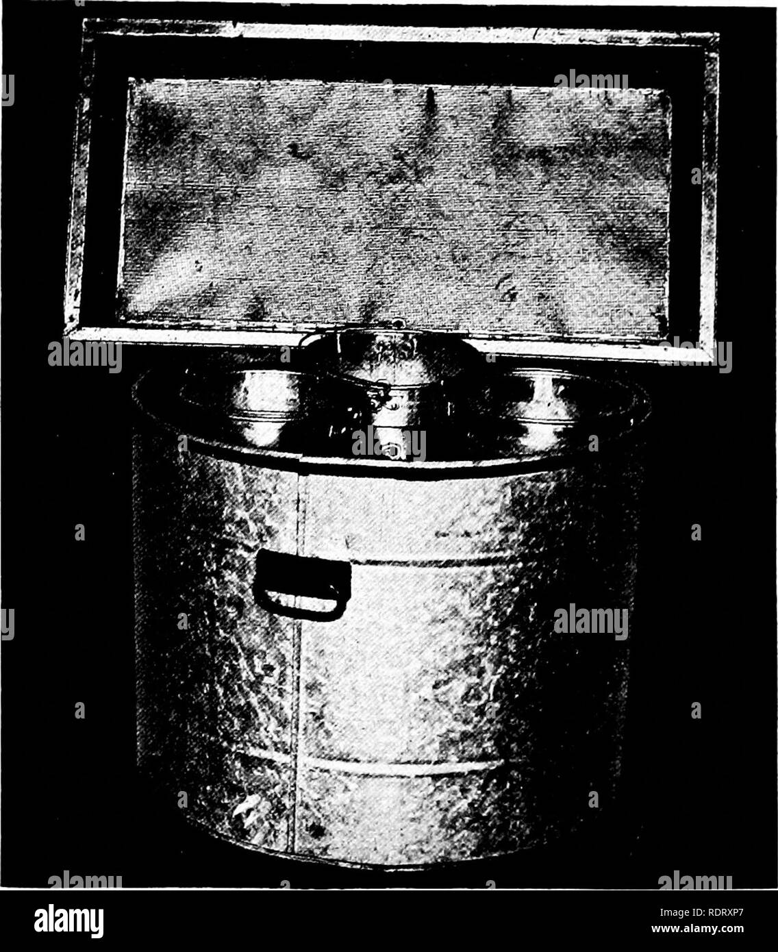 . Les types d'exploitation du marché. L'industrie laitière. 92 PRODUCTION LAITIÈRE MARCHÉ Surissement le skim =lait. Où de 10 à 20 livres de fromage doivent être faites à un moment donné, le lait écrémé- la plus satisfaisante est gâché en quatre à ci.c^ht le gallon. Fig. 41, - méthode de chauffage le fromage cottage. Crépine de caillé. shot gun bidons, qui ont un diamètre de huit à dix pouces. Assez de culture pure de l'acide lactique est ajouté à la poudre de lait aigre-liiiurs dans environ quatre à une température de l'ioo° F. En règle générale un gallon. Veuillez noter que ces images sont extraites de la page numérisée des images qui peuvent avoir été retouchées numériquement f Banque D'Images