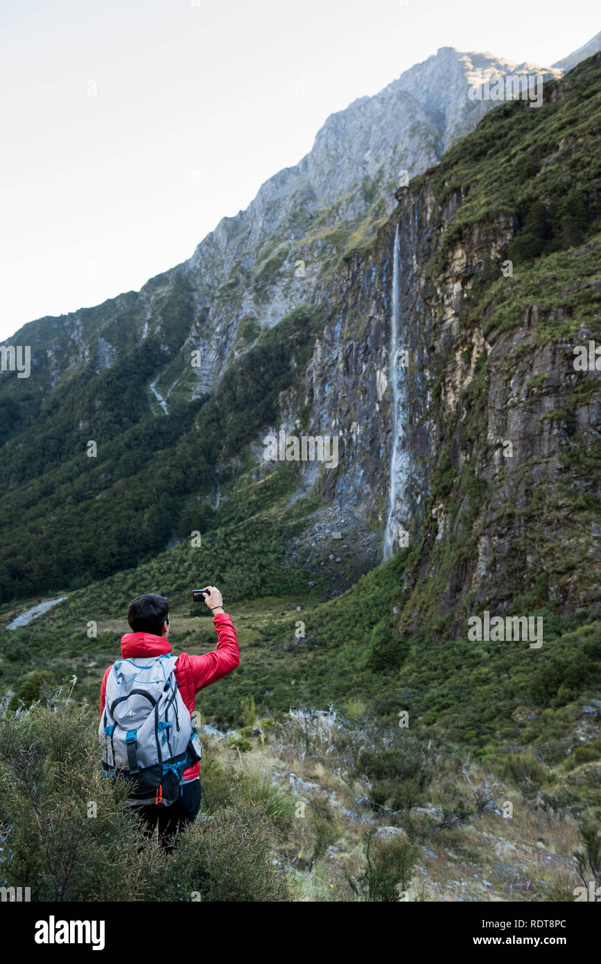 Le Rob Roy Glacier suivre les pistes de randonnée à travers une forêt de hêtre dans un bassin sous le Rob Roy Glacier avec cascades et vues de Mount Aspiring Banque D'Images Le Rob Roy Glacier suivre les pistes de randonnée à travers une forêt de hêtre dans un bassin sous le Rob Roy Glacier avec cascades et vues de Mount Aspiring Banque D'Images