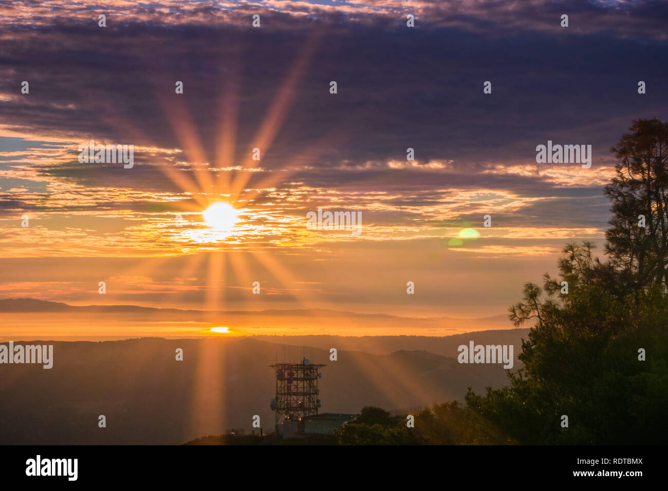 Sunburst sur baie de San Francisco comme vu du Mont Diablo, sommet Mt Diablo State Park, comté de Contra Costa, baie de San Francisco, Californie Banque D'Images