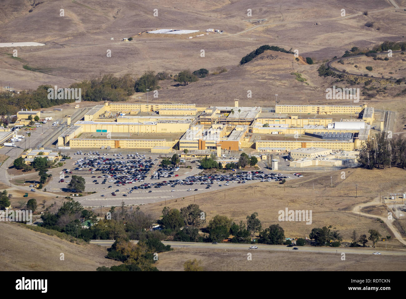 Vue aérienne de California Men's Colony, une prison d'état exclusivement mâles situé au nord-ouest de la ville de San Luis Obispo, San Luis Obispo County, Californie Banque D'Images