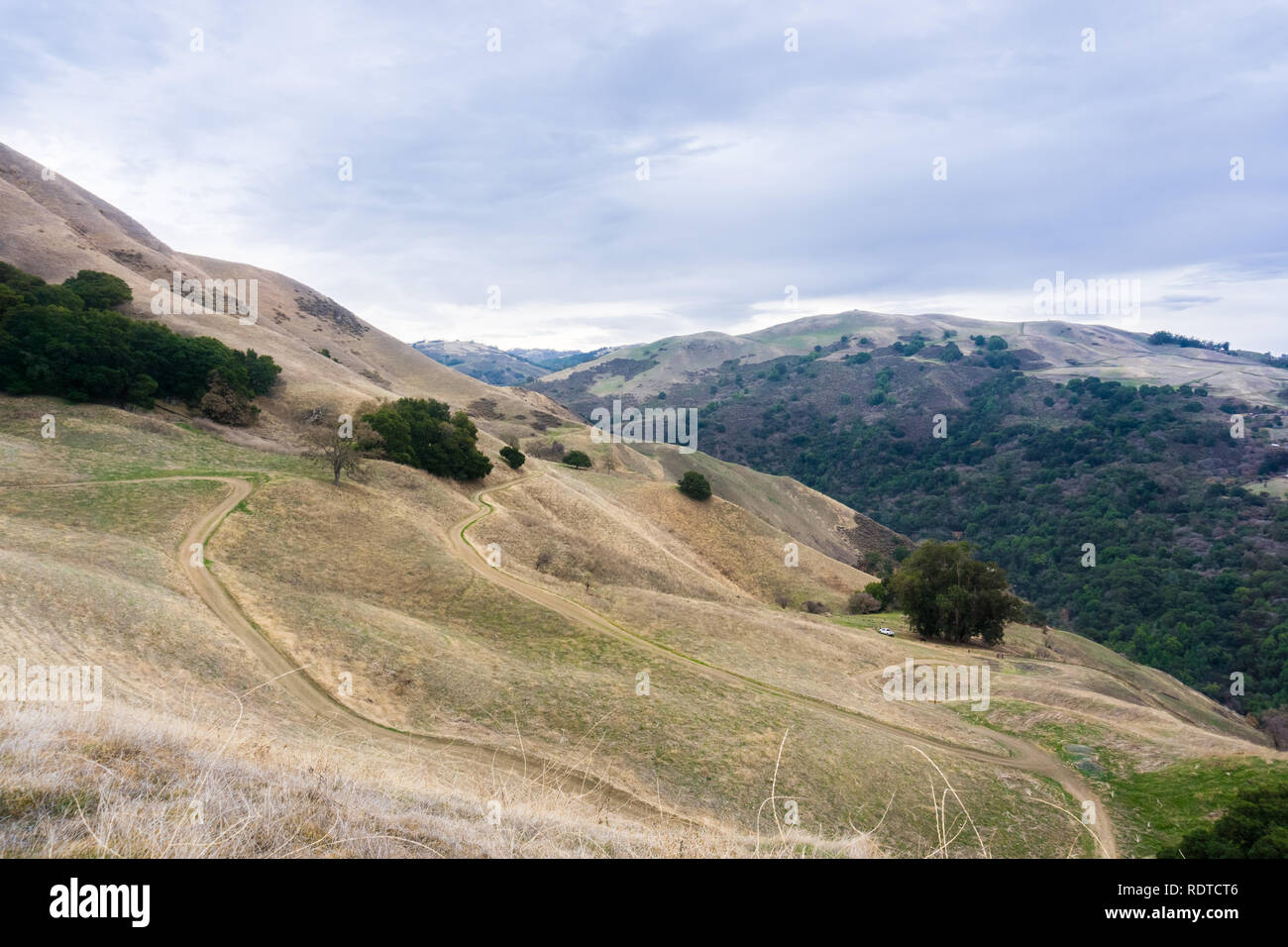 Sentier de randonnée pédestre à travers les collines et vallées de la Sierra Vista Open Space Préserver un jour de pluie, San Jose, Santa Clara County, Californie Banque D'Images