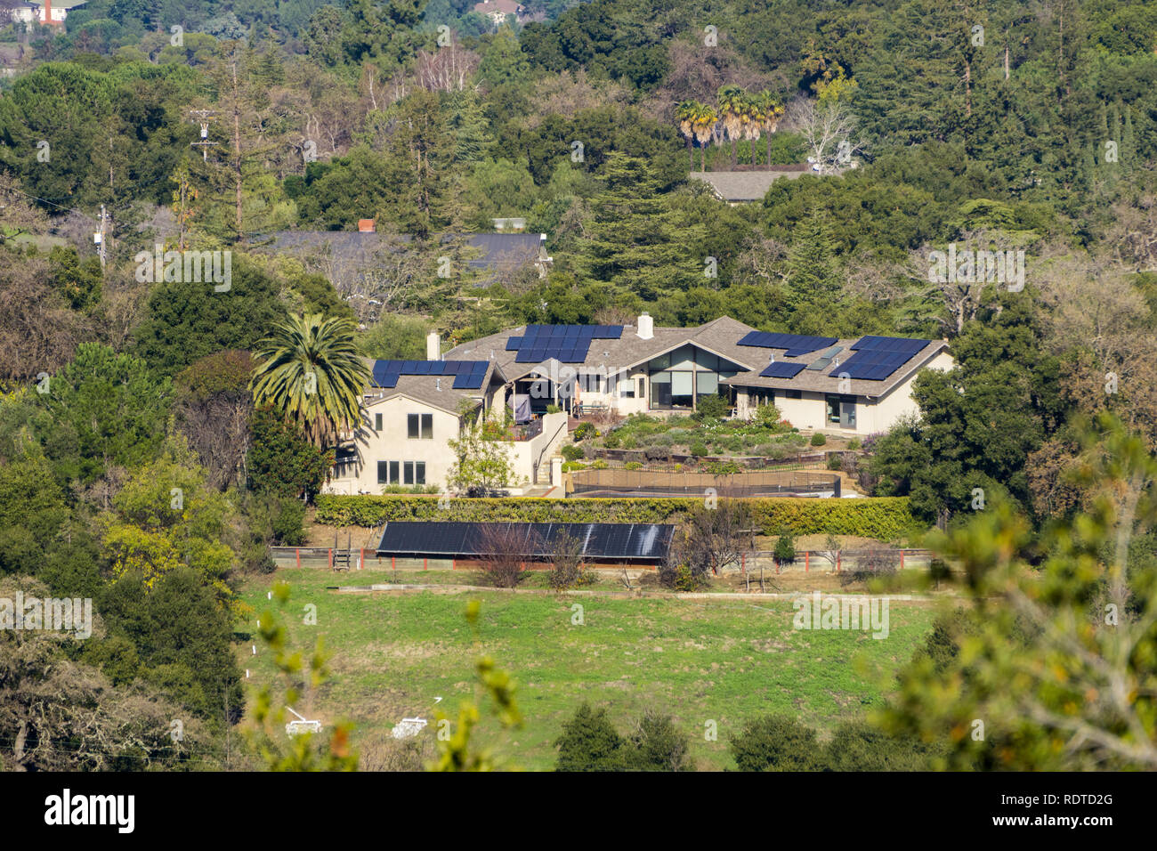 Des panneaux solaires sur le toit d'une maison à Los Angeles, Alto South San Francisco Bay, California Banque D'Images