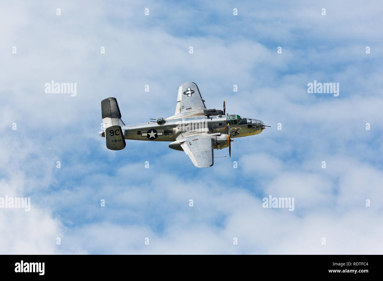 North American B-25 Mitchell, le Yankee Warrior un bombardier de la Deuxième Guerre mondiale voler dans l'air show Banque D'Images