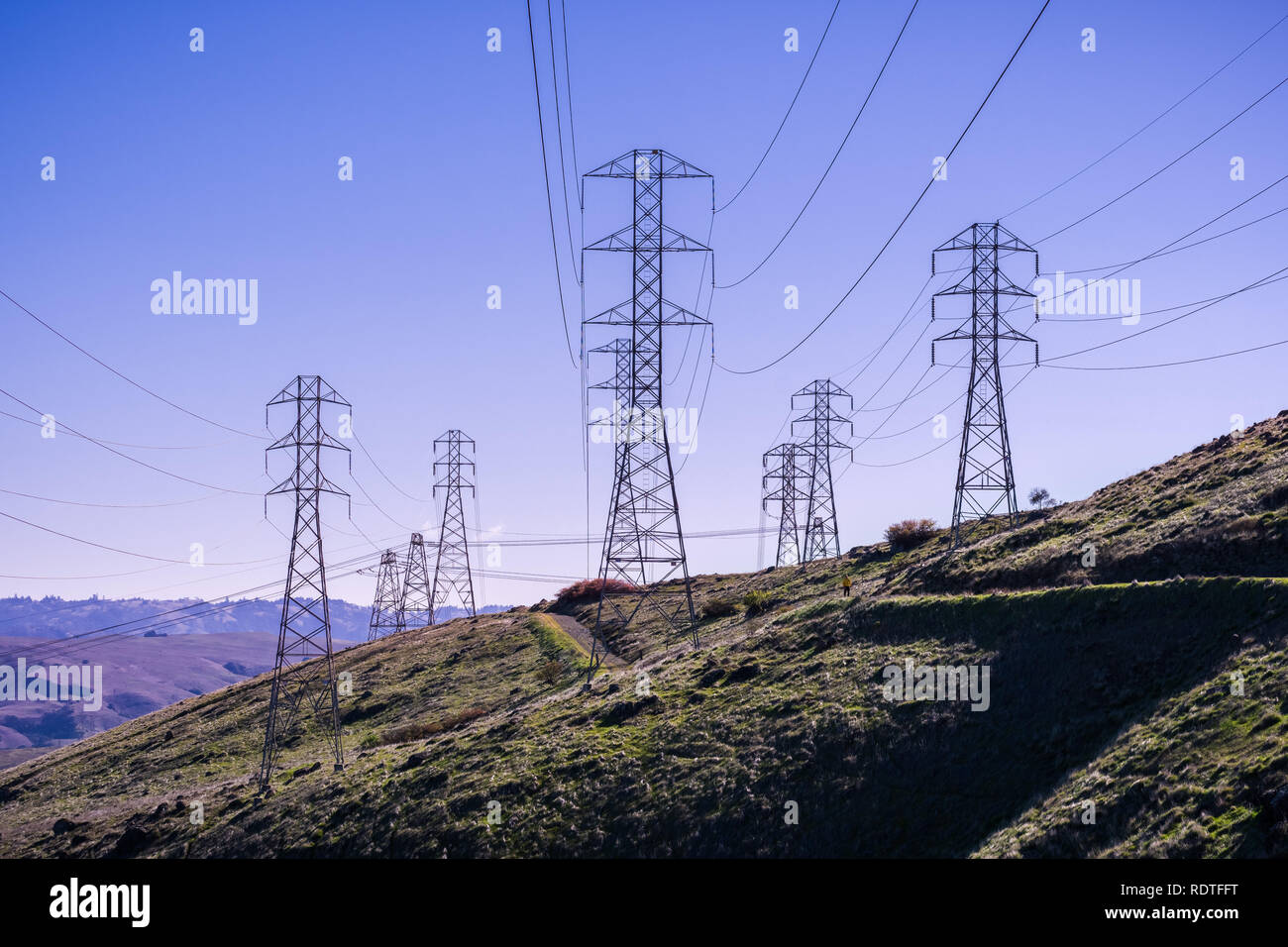 La présence de pylônes à haute tension sur un fond de ciel bleu, baie de San Francisco, Californie Banque D'Images