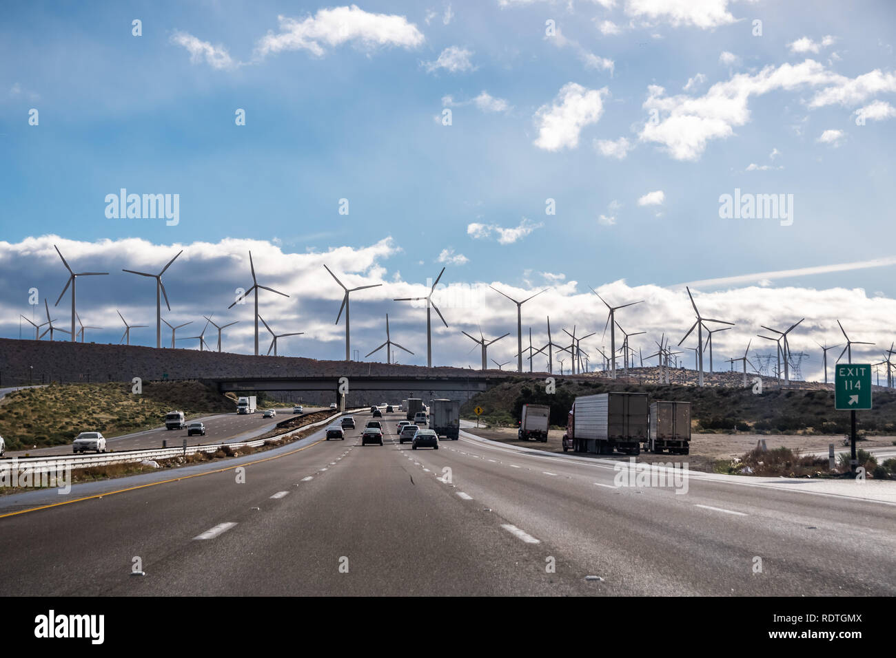 La conduite sur l'autoroute en direction de Palm Springs ; éoliennes installées à l'entrée de la vallée de Coachella, le comté de Los Angeles, Riverside County ; sou Banque D'Images