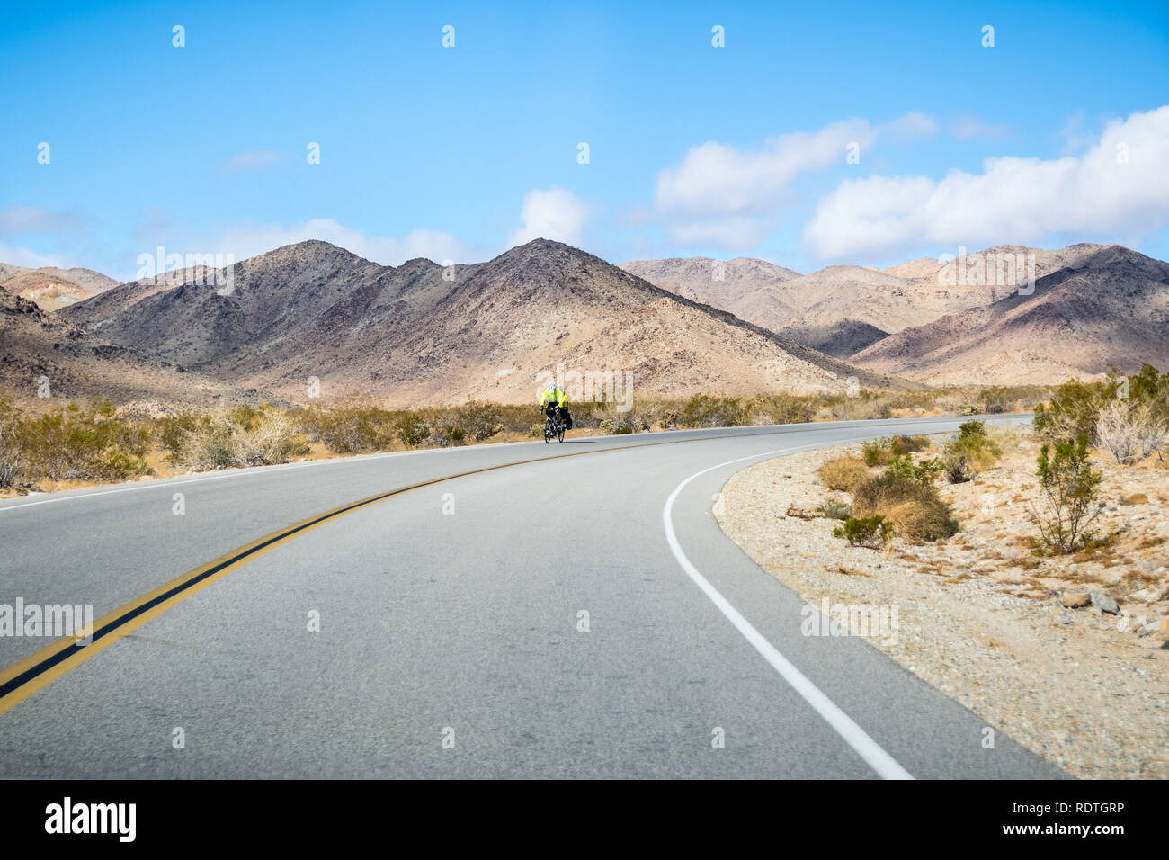 Vélo Tandem sur l'une des routes dans Joshua Tree National Park ; montagnes rocheuses en arrière-plan, South California Banque D'Images