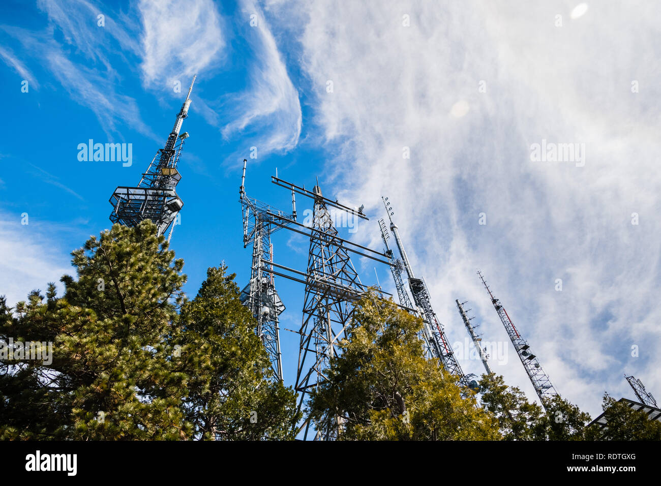 Pylônes de télécommunications sur le sommet du Mont Wilson ; Los Angeles County, Californie Banque D'Images