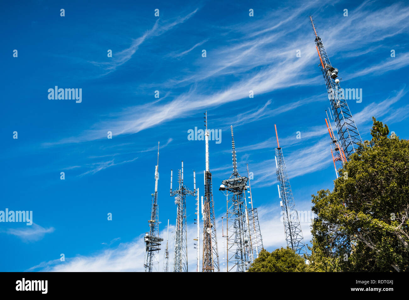 Pylônes de télécommunications sur le sommet du Mont Wilson, Los Angeles County, Californie Banque D'Images