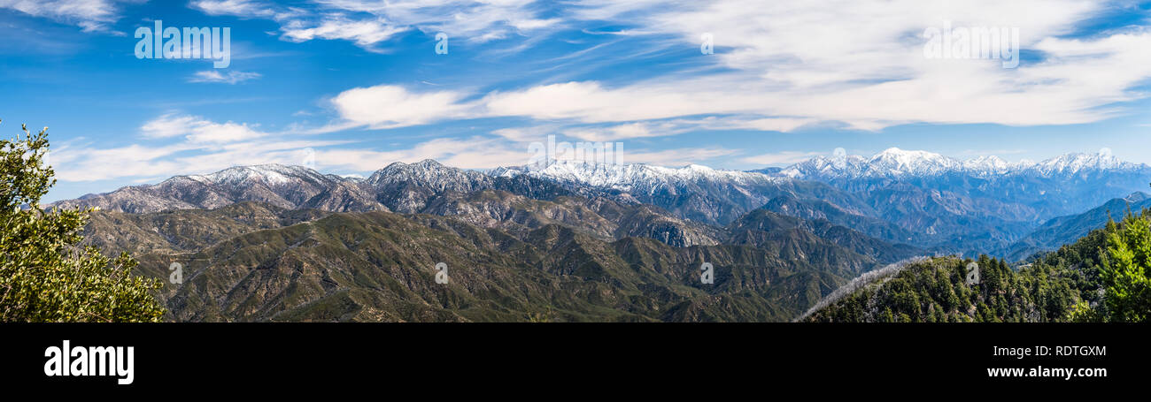 Vue panoramique de l'Angeles National Forest sur une journée ensoleillée ; montagnes couvertes de neige dans l'arrière-plan ; le comté de Los Angeles, Californie du sud Banque D'Images