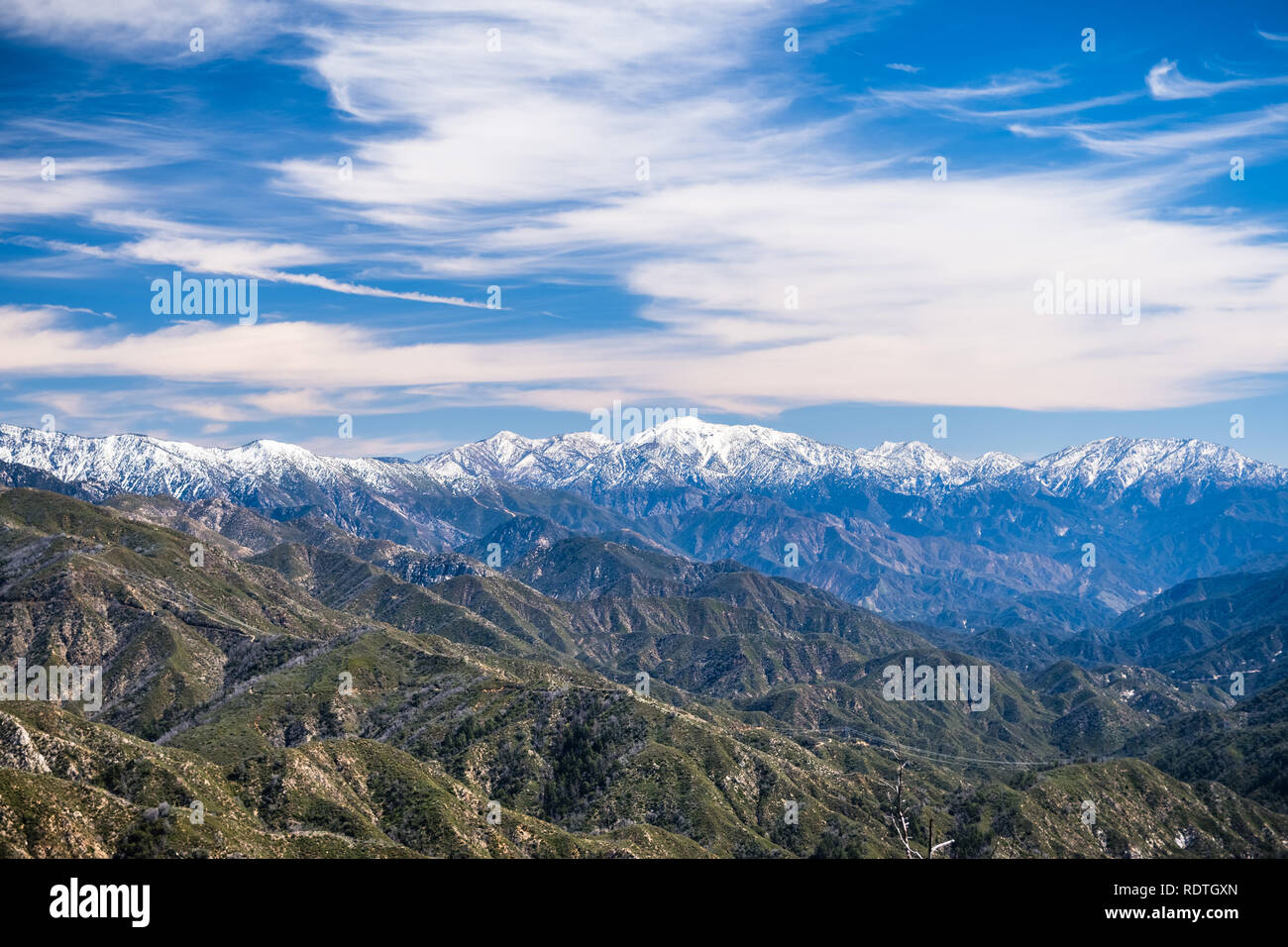 Paysage en Angeles National Forest sur une journée ensoleillée ; montagnes couvertes de neige dans l'arrière-plan ; le comté de Los Angeles, Californie du sud Banque D'Images
