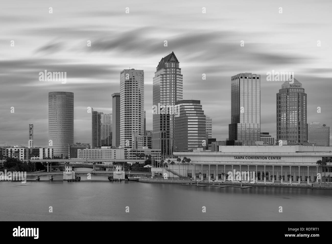 Une longue exposition du centre-ville de Tampa skyline en noir et blanc, à Tampa, Floride Banque D'Images