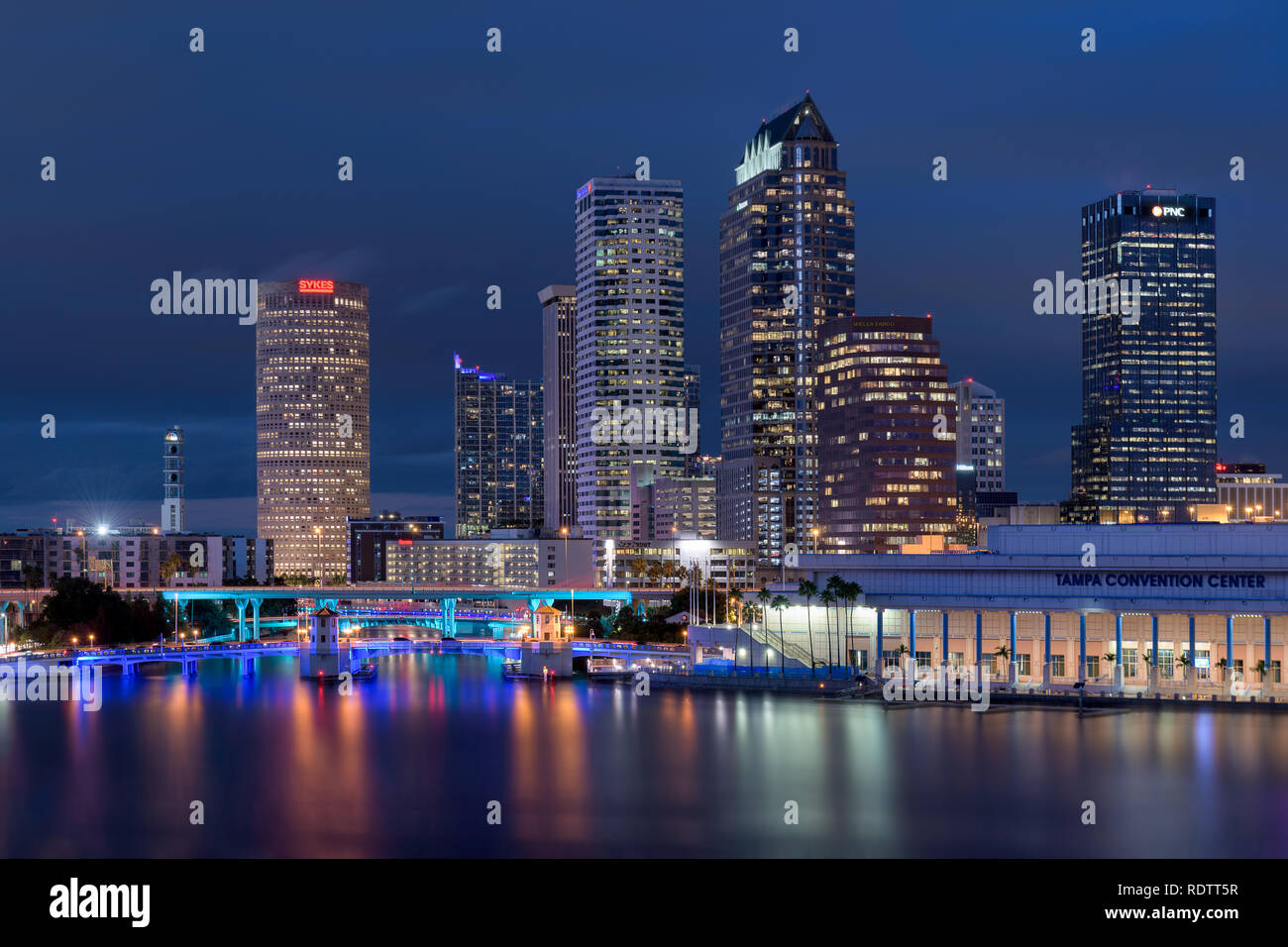 Centre-ville de Tampa skyline at night à Tampa, Floride Banque D'Images