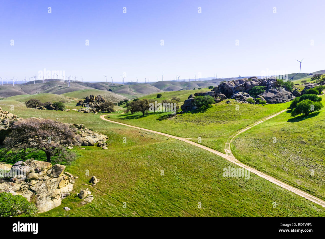 Route non revêtue par l'un des parcs régionaux dans les collines du comté de Contra Costa, de l'est région de la baie de San Francisco, Californie Banque D'Images