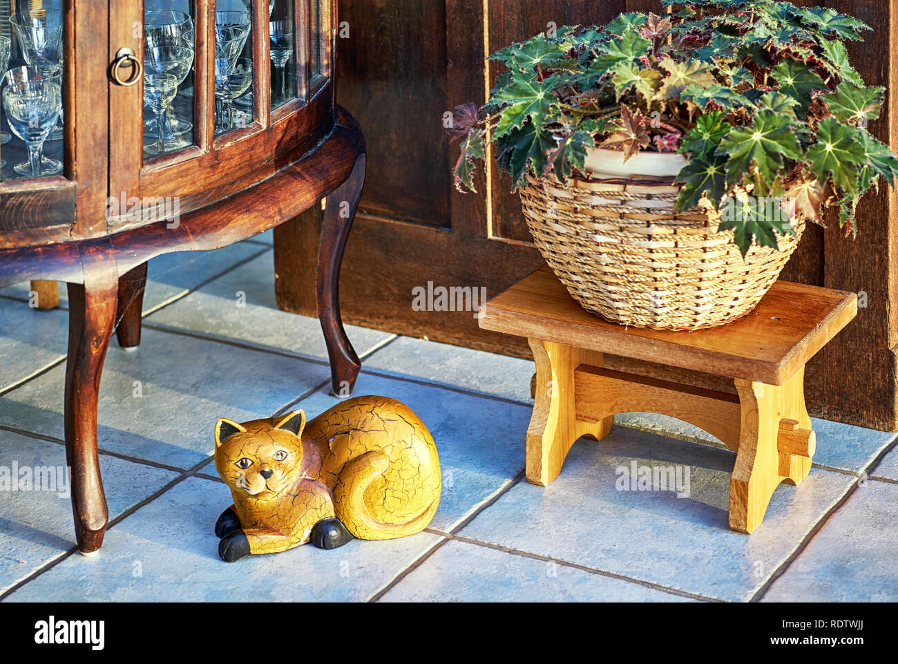 Ancienne Retro Salon Avec Chat En Ceramique Ancien Cabinet Et Cote Plante Comme Decoration Photo Stock Alamy