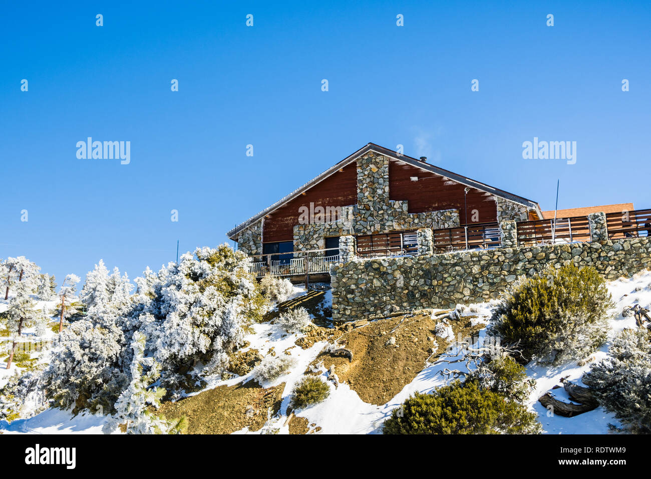 Lodge de la montagne de San Antonio (Mt Baldy) lors d'une journée ensoleillée, le comté de Los Angeles, Californie Banque D'Images