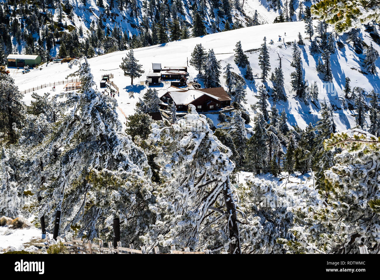 Vue aérienne de Wooden Lodge dans le Mont San Antonio (Mt Baldy), Los Angeles County, Californie Banque D'Images