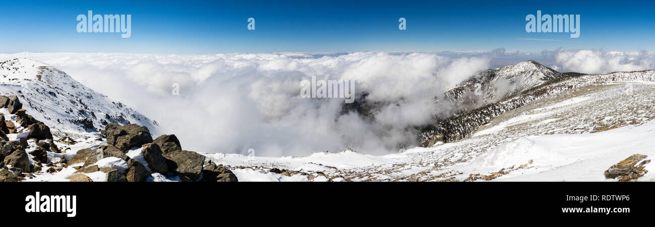 Journée d'hiver ensoleillée avec la neige fraîche et une mer de nuages blancs sur la piste vers San Antonio (Mt Mt Baldy), comté de Los Angeles, Californie du sud Banque D'Images