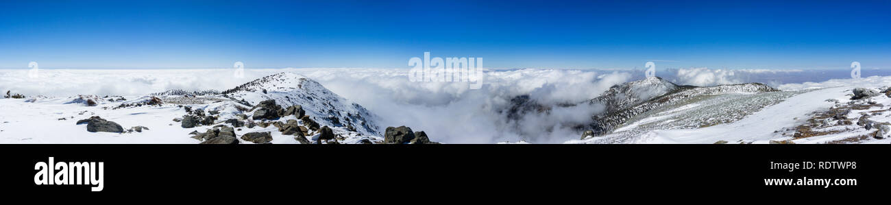 Vue panoramique depuis le sommet du Mont San Antonio (Mt Baldy) sur un jour de neige ; une mer de nuages à l'arrière-plan, le comté de Los Angeles, Californie du sud Banque D'Images