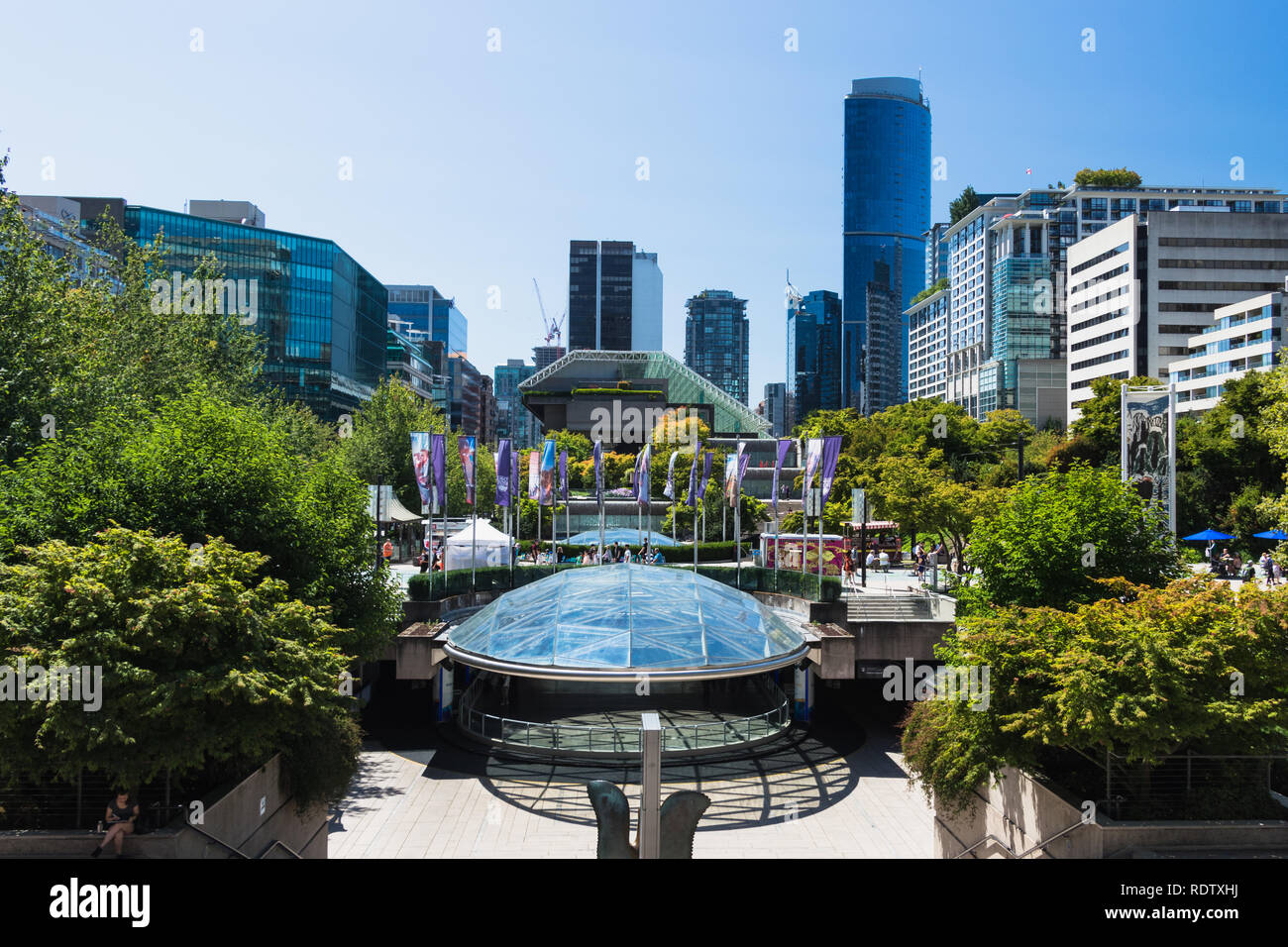 Vancouver, BC, Canada - juillet 2018 - Robson Square en été avec des arbres verts et des gratte-ciel en arrière-plan. L'architecture moderne Banque D'Images