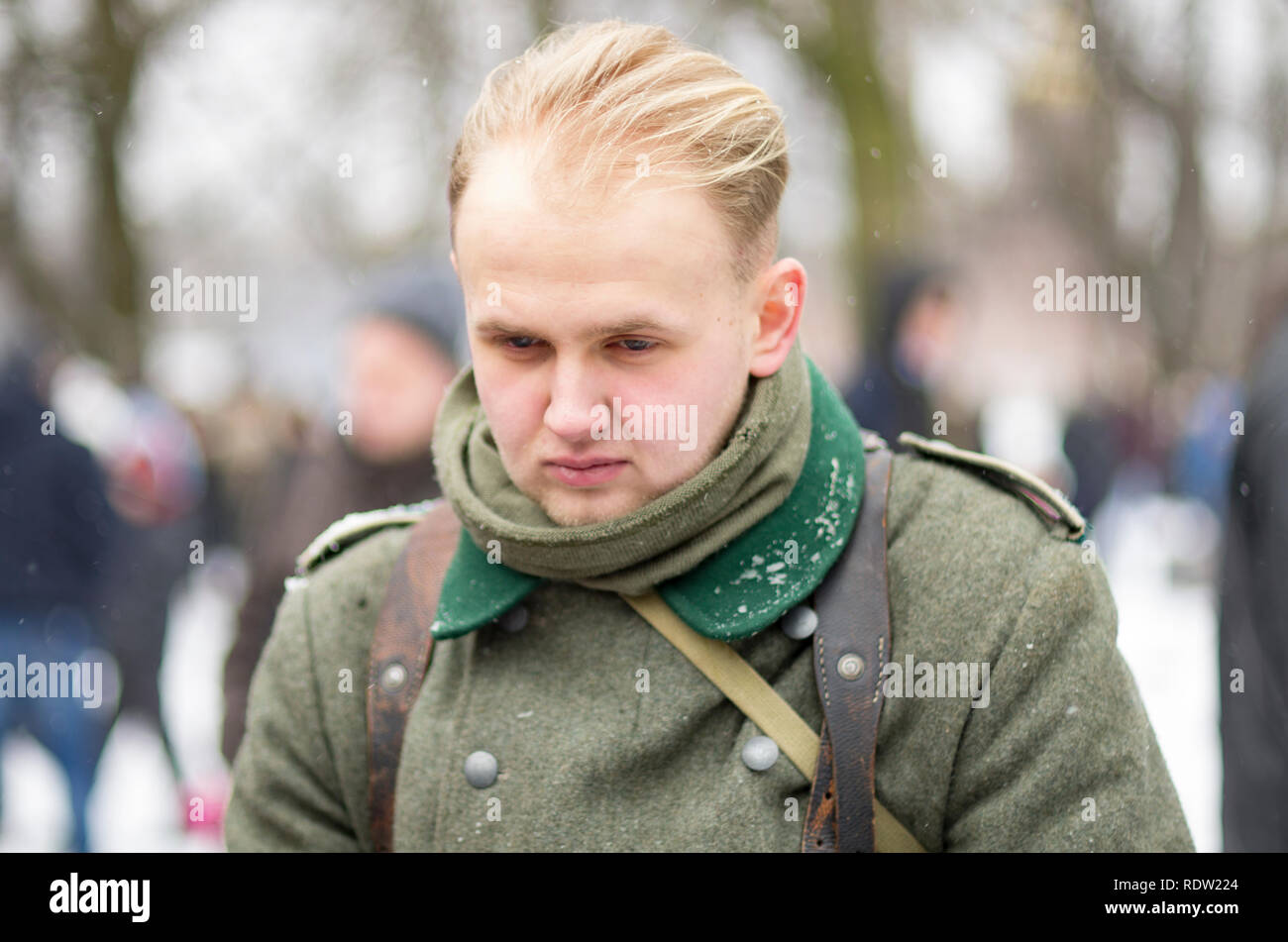 Saint Petersburg, Russie - Février 23, 2017 : soldat allemand de la Wehrmacht sans chapeau, avec tête tombante. Reconstitution historique de la Première Guerre mondiale Banque D'Images