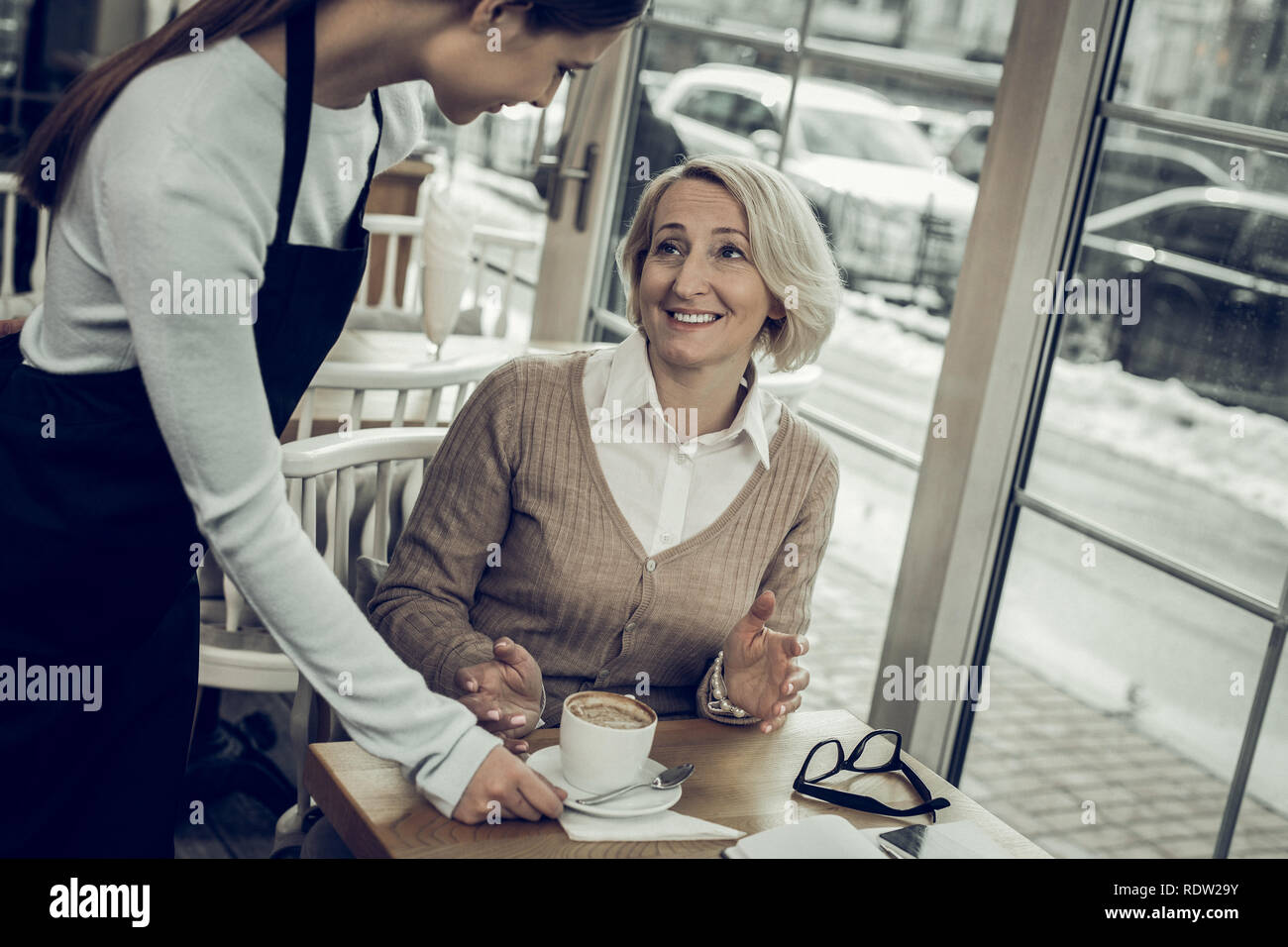 Femme élégante sentiment heureux lors de l'obtention de son café sur cafétéria Banque D'Images