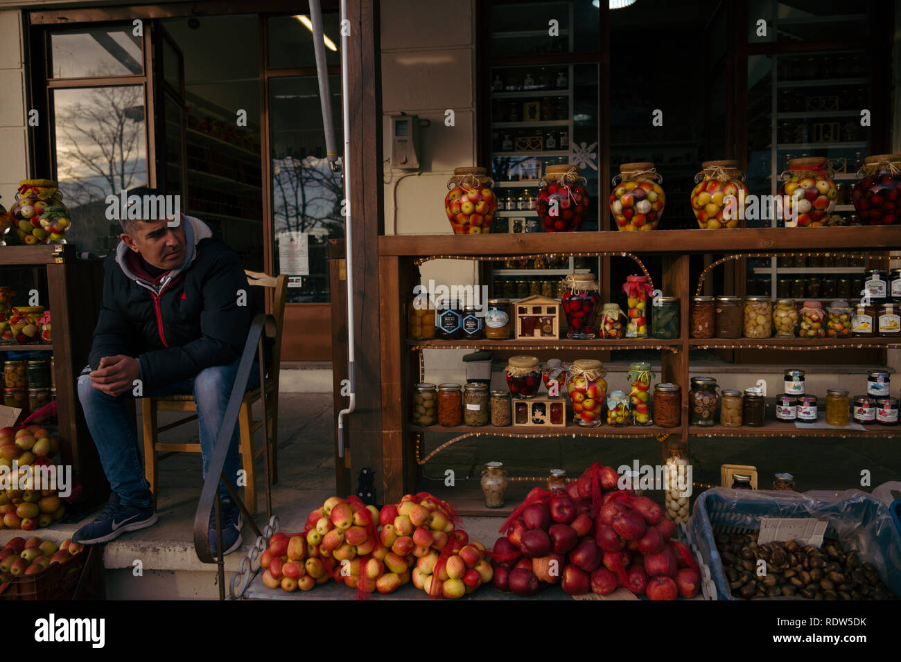 Magasin de vente de noix, pommes et châtaignes en Portaria, Grèce magnésie Banque D'Images