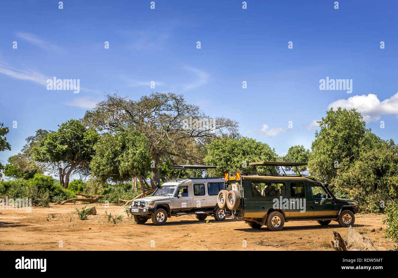 Réserve de Tsavo Est, KENYA - 12 octobre 2018 : voitures sur Safari Voyage aventure à Tsavo East National Park, Kenya Banque D'Images