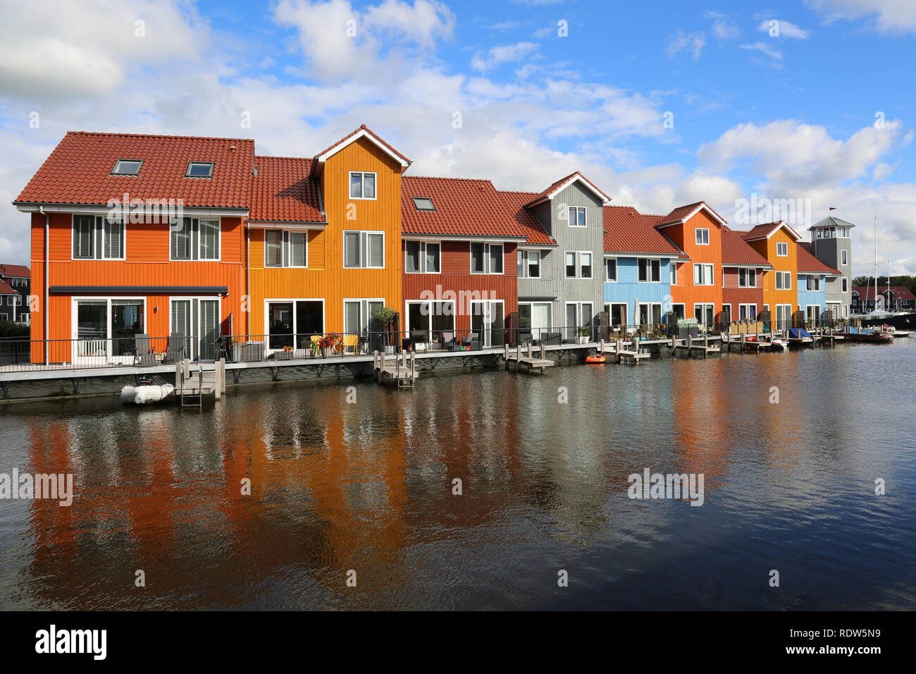 Maisons colorées au port de Groningen Banque D'Images