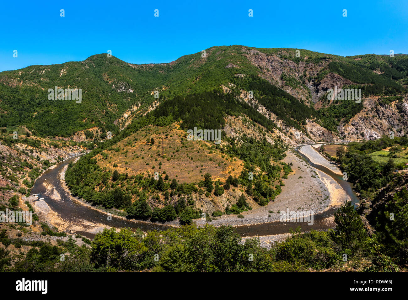 Boucle de la rivière pittoresque autour d'une montagne dans le nord de l'Albanie Banque D'Images