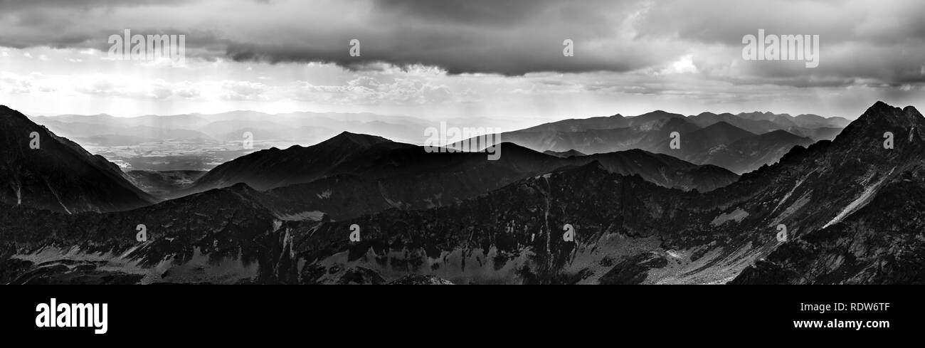Vue panoramique du paysage en noir et blanc dans les Tatras, Parc National des Tatras dans Polnad Banque D'Images