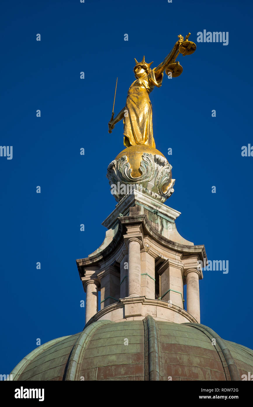 Dame Justice statue trônant au sommet de l'Old Bailey, la Cour Criminelle Centrale, Londres, Angleterre. Banque D'Images