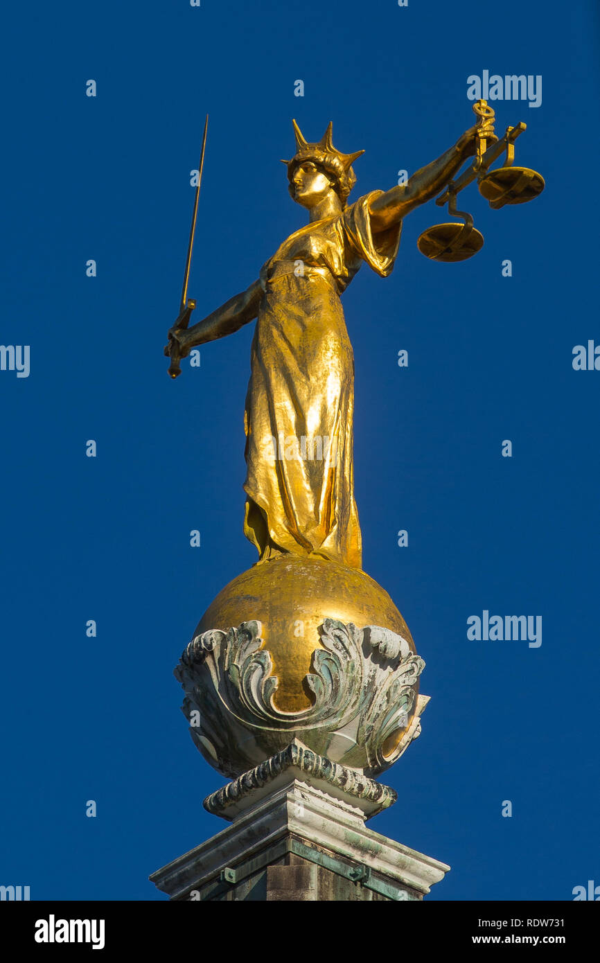 Dame Justice statue trônant au sommet de l'Old Bailey, la Cour Criminelle Centrale, Londres, Angleterre. Banque D'Images