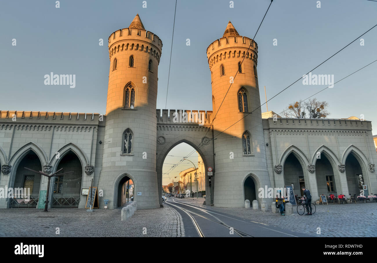 Potsdam, Allemagne - le 16 novembre 2018. Nauener Tor (Porte de Nauen) à Potsdam, avec des propriétés commerciales et des personnes. Banque D'Images