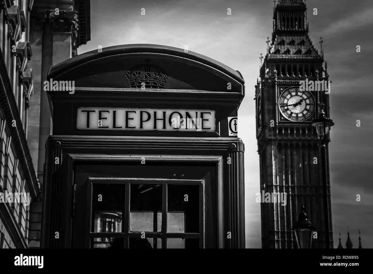 Une résidence typique de la cabine téléphonique sur le trottoir avec la célèbre Elizabeth Tower (Big Ben) dans l'arrière-plan - Londres, Royaume-Uni Banque D'Images