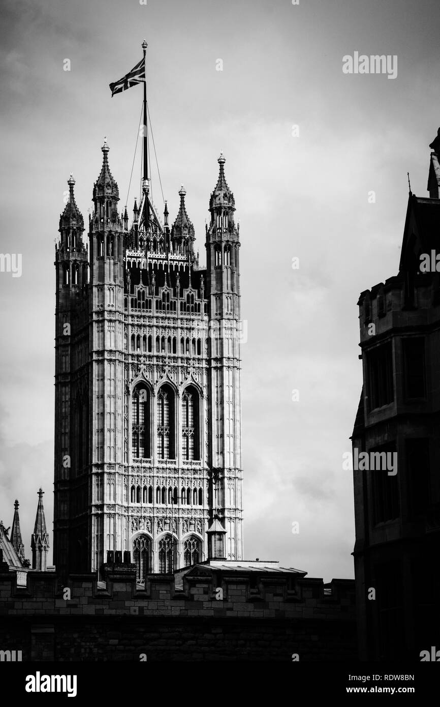 La photographie à l'ancienne d'un drapeau britannique sur le dessus de la Tour Victoria au Palais de Westminster à Londres, Royaume-Uni Banque D'Images