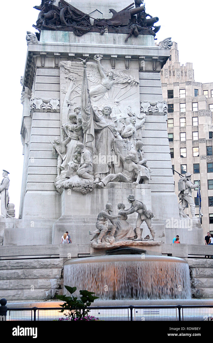 Sculptures et fontaine à la base du Monument des soldats et des Sailor à Indianapolis, IN, USA Banque D'Images