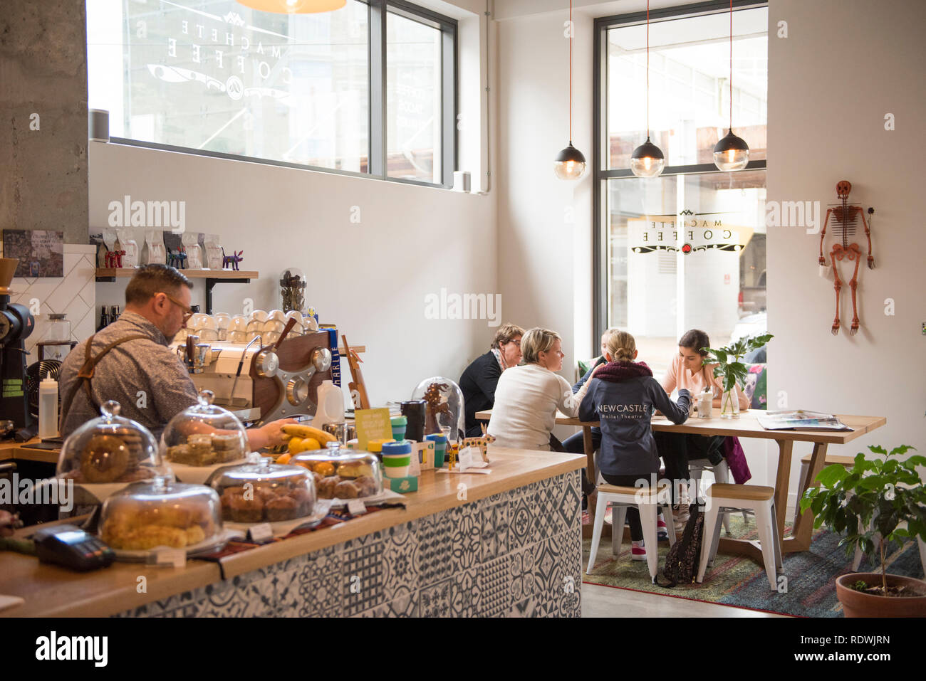 Machette le café est l'un des nouveaux cafés à Wellington et est dirigé par Cesar Cua et Paul Day (représenté sur l'espresso bar). Il est situé au 9, Rue Banque D'Images Machette le café est l'un des nouveaux cafés à Wellington et est dirigé par Cesar Cua et Paul Day (représenté sur l'espresso bar). Il est situé au 9, Rue Banque D'Images