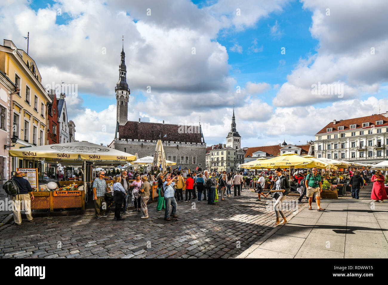 Les touristes envahissent les terrasses de cafés et boutiques de la place de la ville médiévale de Tallinn dans la ville fortifiée de Tallinn en Estonie. Banque D'Images